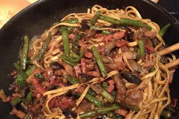 家常豆角五花肉蒸面