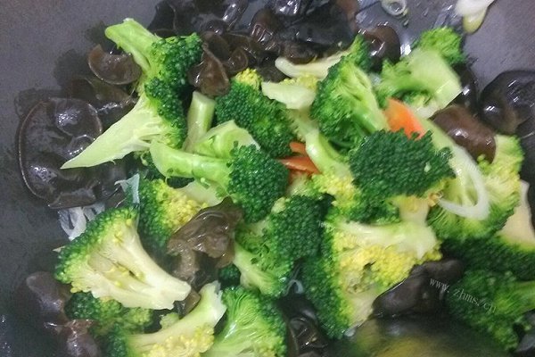 美味西兰花炒木耳