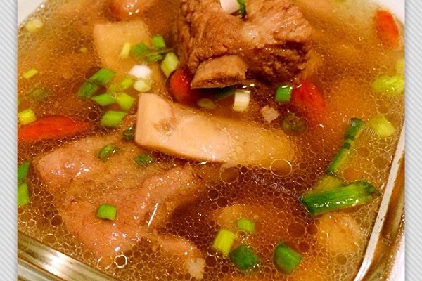 美味鱿鱼花生排骨汤