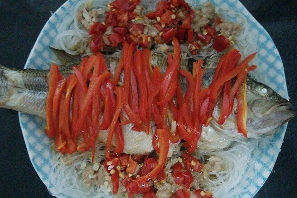 蒜蓉粉丝蒸鲈鱼