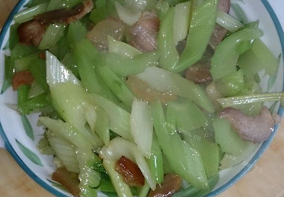 自制西芹炒腊肉