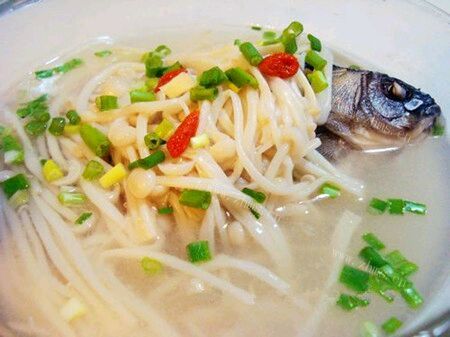 金针菇鲫鱼汤