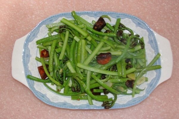 炝炒蕨菜