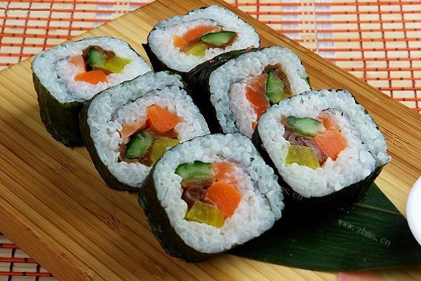 韩国料理-紫菜包饭	