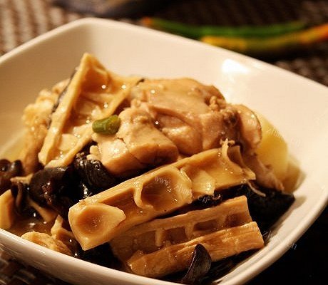 家常鸡肉笋干木耳土豆炒