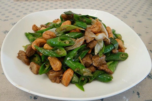 家常青椒腰果炒牛肉
