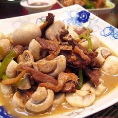 家常菜鸭肉炒口蘑