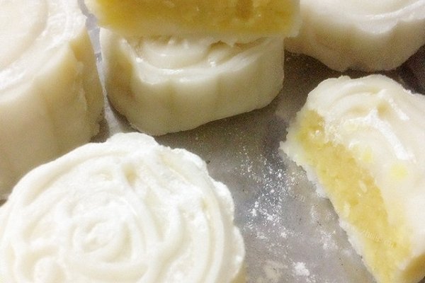 绿豆馅冰皮月饼