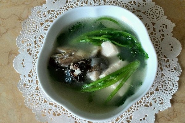 家庭版芫茜(又名香菜)豆腐鱼头汤