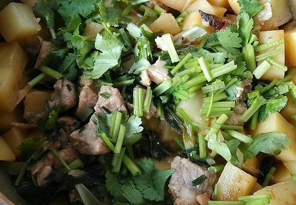 土豆焖排骨