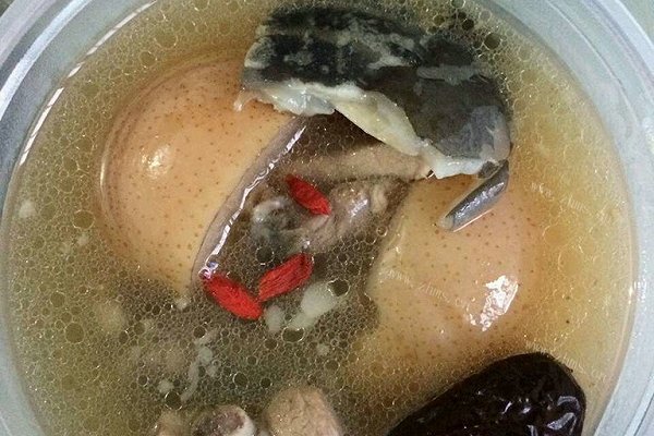 家常雪梨排骨甲鱼滋补汤