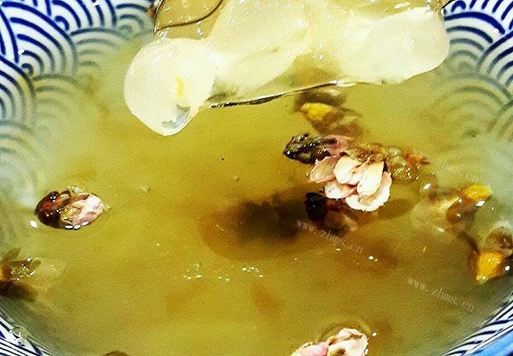 花溅泪-桃胶雪莲子糖水