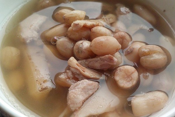 莲藕花生瘦肉墨鱼汤
