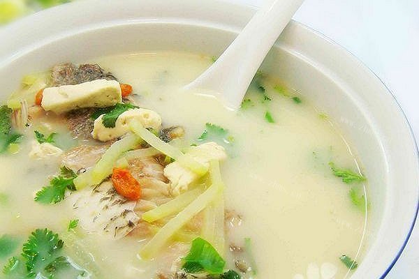 鲫鱼萝卜豆腐汤