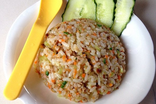 宝宝食谱：莴笋胡萝卜肉末蒜香炒饭