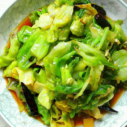 一个人的手撕包菜