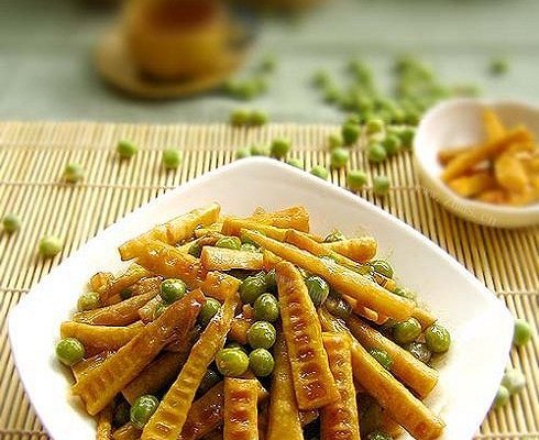 美味的碗豆焖笋