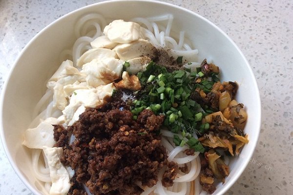 云南小吃一一豆花米线