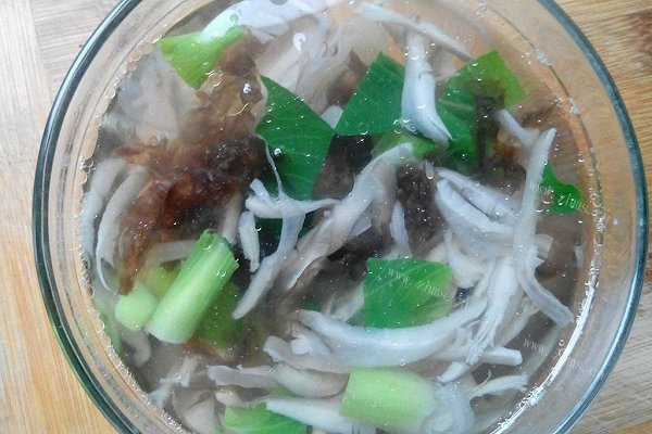 蘑菇青菜紫菜汤