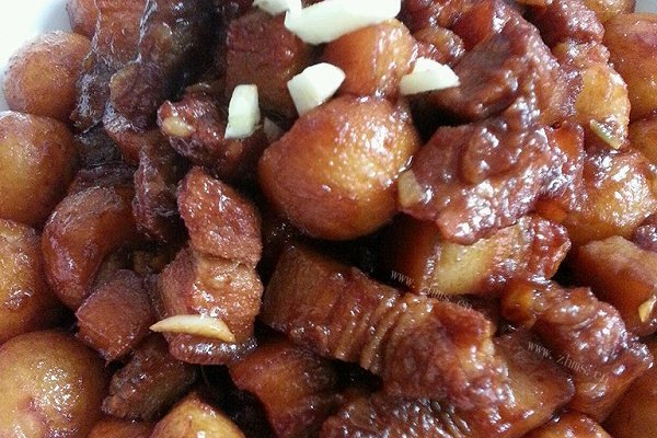 不用油的蒜香小土豆红烧肉