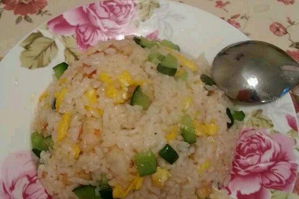 黄瓜虾仁鸡蛋炒饭
