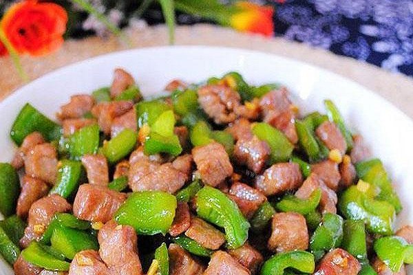 家常青椒蚝油牛肉粒