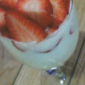 酸奶草莓甜点