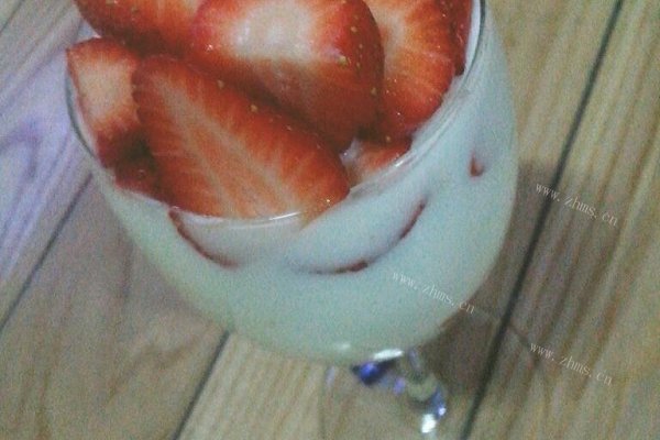 酸奶草莓甜点