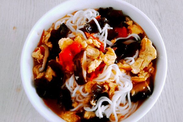 家常香菇木耳西红柿鸡蛋面