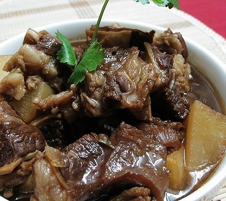 秘制萝卜焖牛腩