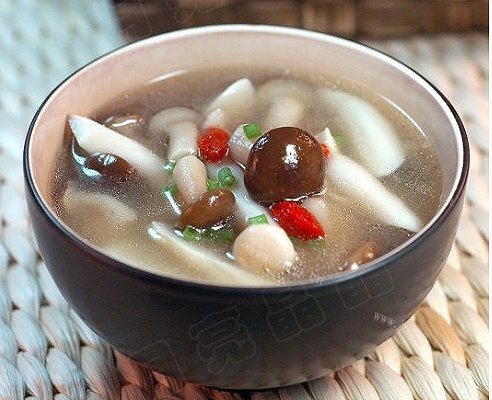 杂骨菌菇汤