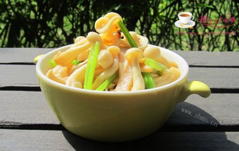 鲜菇芹菜鱿鱼丝