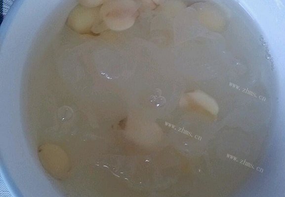 银耳莲子汤