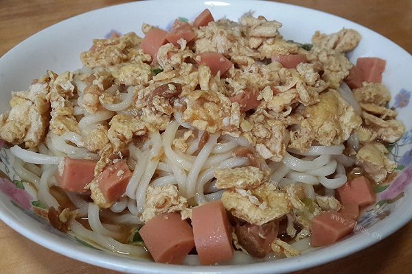 鸡蛋火腿肠酱面