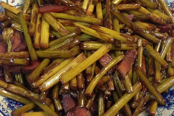 家常腊肉炒蒜苗