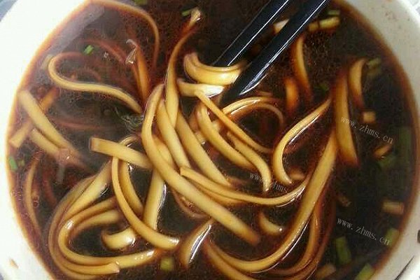 家常红油面汤