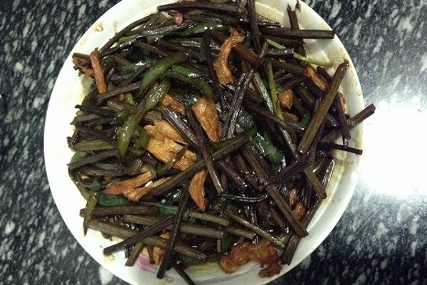 家常蕨菜炒肉丝