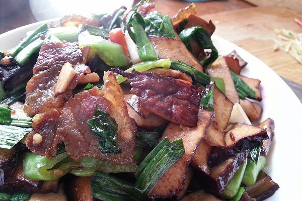 家常腊肉炒蒜苗，正宗湖南菜