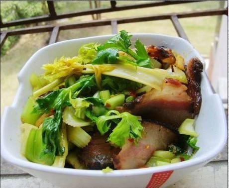 家常的芹菜腊肉