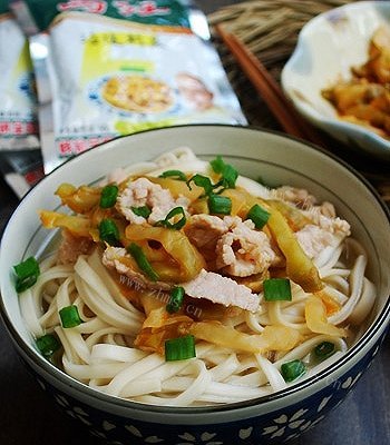 家常一碗榨菜肉丝面