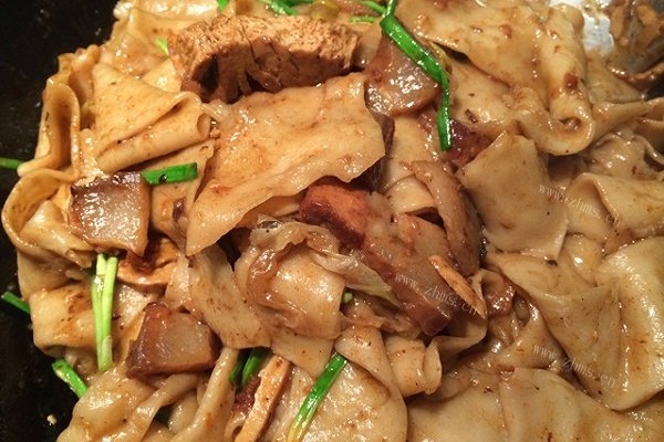 Kimchi红烧肉烩面条或面片