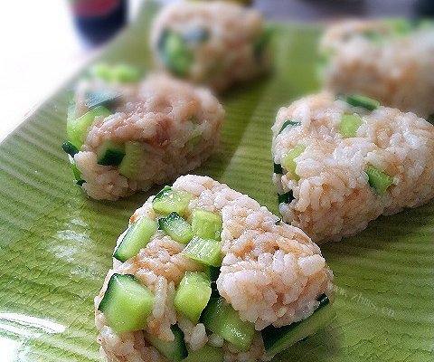 简单的黄瓜肉松饭团