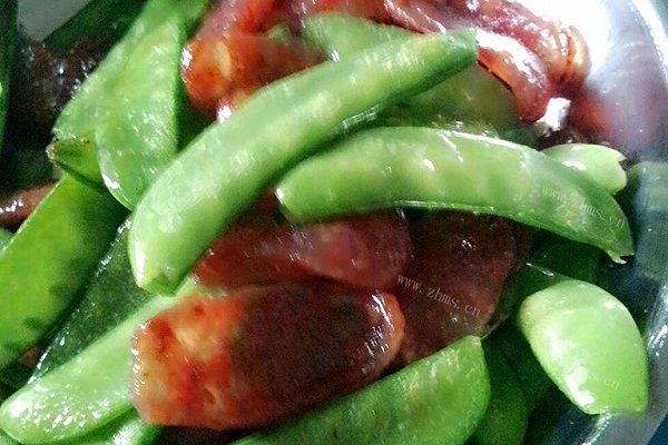 美味的荷兰豆炒腊肠