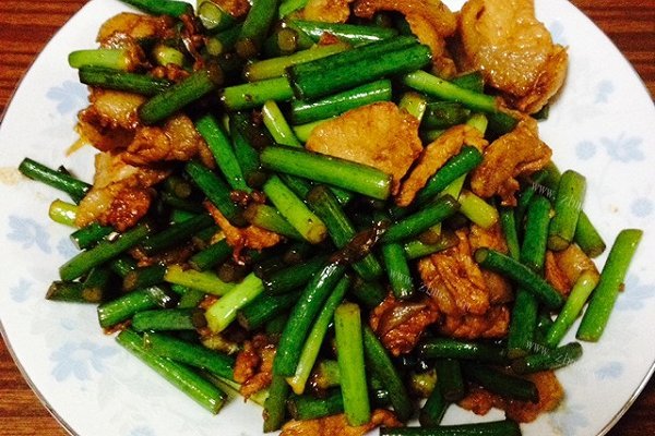 家常肉炒蒜苗