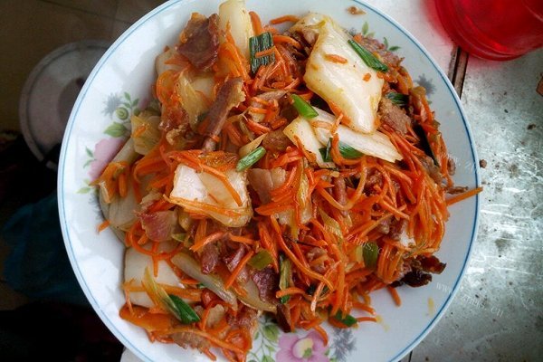 胡萝卜丝白菜杆炒腊肉