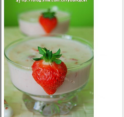 自制大果粒的草莓酸奶