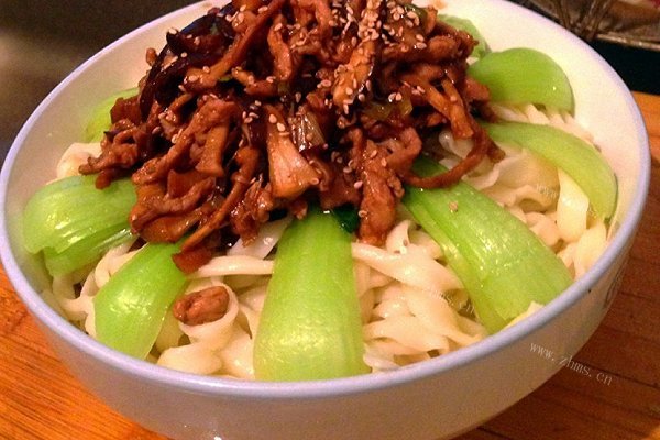 简单美味香菇肉丝面