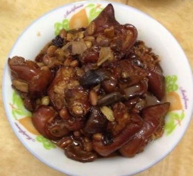 家常花生香菇烧猪脚