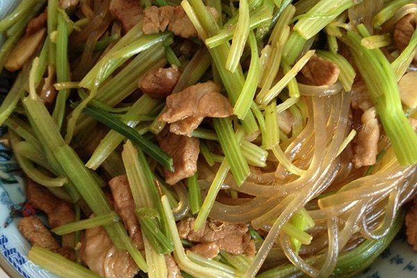 家常芹菜炒粉条