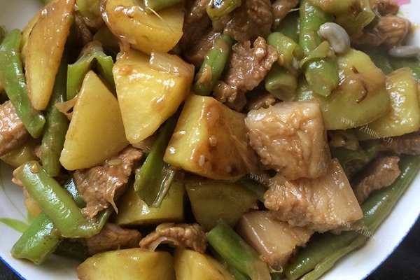 家常土豆炖豆角